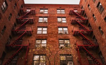 Renta Promedio en Newark: Guía 2026 para Inquilinos y Propietarios View of iconic red brick apartments with fire escapes in New York.