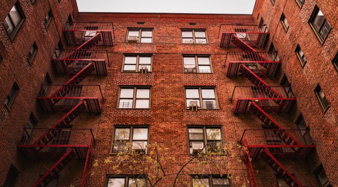 Renta Promedio en Newark: Guía 2026 para Inquilinos y Propietarios View of iconic red brick apartments with fire escapes in New York.