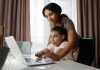 Guía Completa 2026: Cómo Inscribir a tu Hijo en las Escuelas de North Bergen A mother helps her daughter with an online lesson on a laptop, showcasing family bonding and education at home.