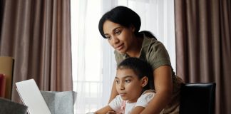 Guía Completa 2026: Cómo Inscribir a tu Hijo en las Escuelas de North Bergen A mother helps her daughter with an online lesson on a laptop, showcasing family bonding and education at home.