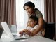 Guía Completa 2026: Cómo Inscribir a tu Hijo en las Escuelas de North Bergen A mother helps her daughter with an online lesson on a laptop, showcasing family bonding and education at home.