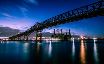 Cosas Gratis Que Hacer en Newark: 12 Actividades Sin Gastar un Dólar en 2026 Stunning evening photograph of the Pulaski Skyway over water in New Jersey.