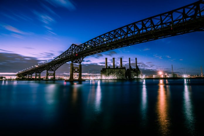 cosas-gratis-newark Stunning evening photograph of the Pulaski Skyway over water in New Jersey.