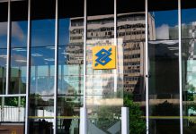 JP Morgan Chase se une a SciTech Scity en Jersey City Modern building exterior in Brasília, Brazil, featuring reflective glass and iconic Banco logo.