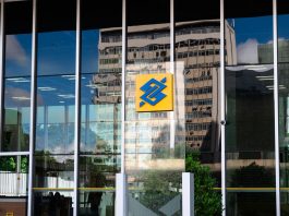 Modern building exterior in Brasília, Brazil, featuring reflective glass and iconic Banco logo.