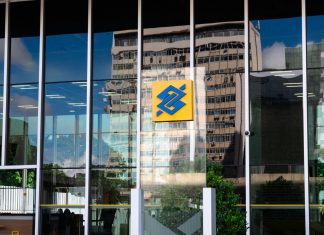 JP Morgan Chase se une a SciTech Scity en Jersey City Modern building exterior in Brasília, Brazil, featuring reflective glass and iconic Banco logo.