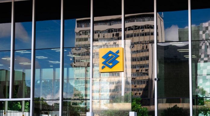 Modern building exterior in Brasília, Brazil, featuring reflective glass and iconic Banco logo.