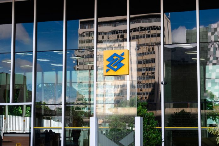 jp-morgan-chase-se-une-a-scitech-scity-en-jersey-c Modern building exterior in Brasília, Brazil, featuring reflective glass and iconic Banco logo.
