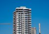 ÚLTIMA HORA: Aprobada torre de 27 pisos en Jersey City A view of a contemporary high-rise building against a clear blue sky in Bornova, İzmir, Türkiye.