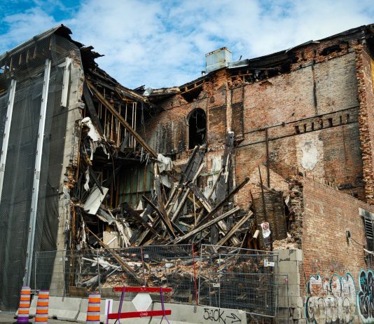 ÚLTIMA HORA: Aprueban nuevo plan para demoler y reemplazar Mario’s Bar en Hoboken Scene of a partially demolished brick building in Montreal, showcasing urban decay and redevelopment.