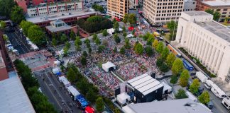 ÚLTIMA HORA: Celebración de dos días en Central Avenue en julio Drone captures vibrant outdoor concert crowd in central Chattanooga, Tennessee.
