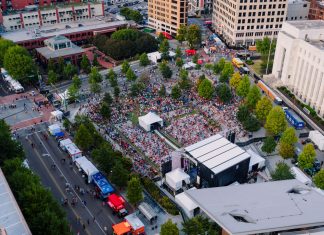 ÚLTIMA HORA: Celebración de dos días en Central Avenue en julio Drone captures vibrant outdoor concert crowd in central Chattanooga, Tennessee.