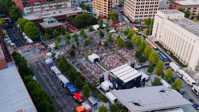 ltima-hora-celebraci-n-de-dos-d-as-en-central-ave Drone captures vibrant outdoor concert crowd in central Chattanooga, Tennessee.