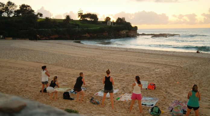 ÚLTIMA HORA: Fin de semana lleno de eventos en Jersey City y Hoboken Women practicing yoga on Bondi Beach, Sydney, during a beautiful sunrise.