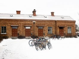 ÚLTIMA HORA: Plan de 35 unidades aprobado en Journal Square Bicycles parked in front of a snow-covered brick building in Jönköping, Sweden.