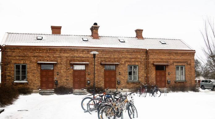 ÚLTIMA HORA: Plan de 35 unidades aprobado en Journal Square Bicycles parked in front of a snow-covered brick building in Jönköping, Sweden.