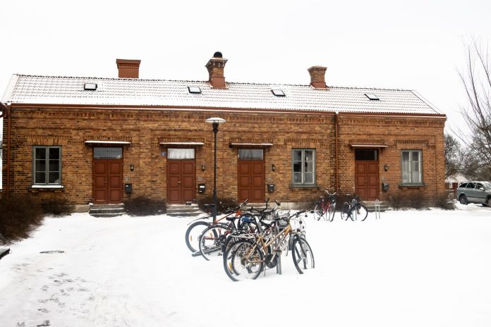 ltima-hora-plan-de-35-unidades-aprobado-en-journa Bicycles parked in front of a snow-covered brick building in Jönköping, Sweden.