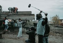 ÚLTIMA HORA: Willem Dafoe filma ‘Late Fame’ en Jersey City Film crew working outdoors, capturing scenes with camera and boom mic.