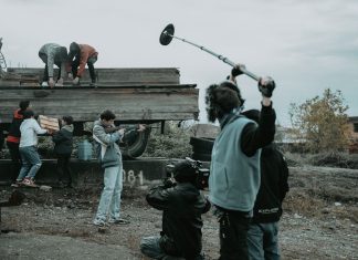 ÚLTIMA HORA: Willem Dafoe filma ‘Late Fame’ en Jersey City Film crew working outdoors, capturing scenes with camera and boom mic.