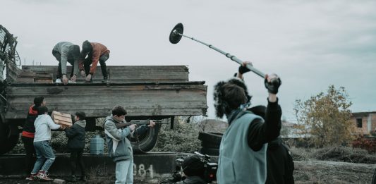 ÚLTIMA HORA: Willem Dafoe filma ‘Late Fame’ en Jersey City Film crew working outdoors, capturing scenes with camera and boom mic.