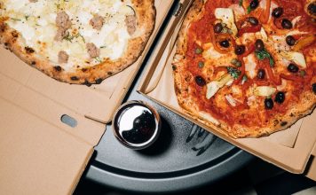 La Mejor Pizza en Union City en 2026: Las Pizzerías Favoritas de los Vecinos Top view of delicious pizzas in boxes with a refreshing drink, perfect for a cozy meal.