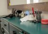 Las Mejores Barberías y Salones en Bayonne (2026): Guía Completa de Estilo y Cuidado Personal A well-organized salon workspace featuring essential hair styling tools on a cabinet.