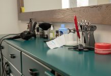 Las Mejores Barberías y Salones en Bayonne (2026): Guía Completa de Estilo y Cuidado Personal A well-organized salon workspace featuring essential hair styling tools on a cabinet.