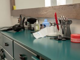 Las Mejores Barberías y Salones en Bayonne (2026): Guía Completa de Estilo y Cuidado Personal A well-organized salon workspace featuring essential hair styling tools on a cabinet.
