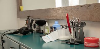 Las Mejores Barberías y Salones en Bayonne (2026): Guía Completa de Estilo y Cuidado Personal A well-organized salon workspace featuring essential hair styling tools on a cabinet.