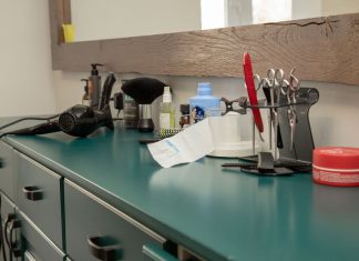 Las Mejores Barberías y Salones en Bayonne (2026): Guía Completa de Estilo y Cuidado Personal A well-organized salon workspace featuring essential hair styling tools on a cabinet.