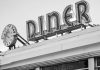 Los Mejores Desayunos en Union City (2026): Dónde Comer Temprano en Hudson County Black and white photo of a vintage diner sign with a clock in Somerville, MA.