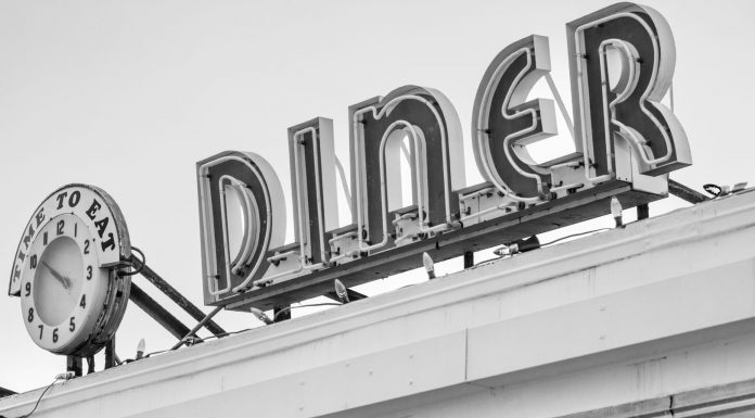 Los Mejores Desayunos en Union City (2026): Dónde Comer Temprano en Hudson County Black and white photo of a vintage diner sign with a clock in Somerville, MA.