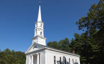 Las Mejores Iglesias en Elizabeth: Guía Completa 2026 para la Comunidad de Fe Charming white church with steeple surrounded by trees in Sudbury, Massachusetts.