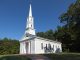 Las Mejores Iglesias en Elizabeth: Guía Completa 2026 para la Comunidad de Fe Charming white church with steeple surrounded by trees in Sudbury, Massachusetts.