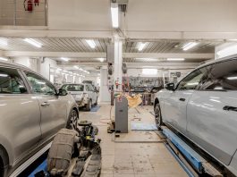 Los Mejores Talleres Mecánicos en Hoboken: Guía Completa 2026 Interior of an automotive repair shop with cars undergoing maintenance and servicing.