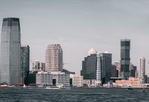 Mudarse a Union City: Todo Lo Que Necesitas Saber en 2026 A breathtaking view of Jersey City's skyline from across the Hudson River with modern skyscrapers and waterfront buildings.