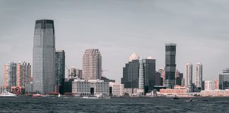 Mudarse a Union City: Todo Lo Que Necesitas Saber en 2026 A breathtaking view of Jersey City's skyline from across the Hudson River with modern skyscrapers and waterfront buildings.