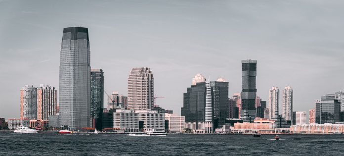 mudarse-a-union-city-guia-2026 A breathtaking view of Jersey City's skyline from across the Hudson River with modern skyscrapers and waterfront buildings.
