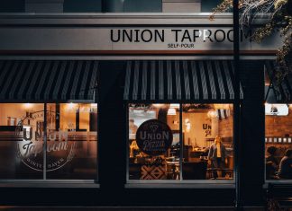 Qué Hacer en Union City Este Fin de Semana: Guía Completa para el 2026 Street view of Union Taproom with warm night lighting and visible patrons inside.