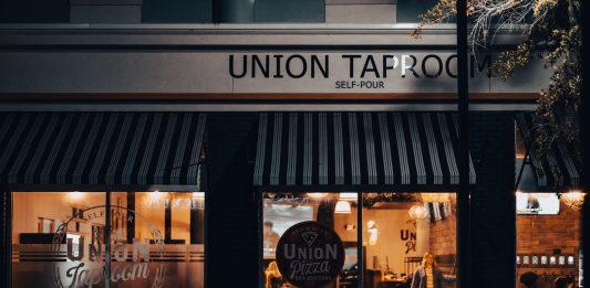 Qué Hacer en Union City Este Fin de Semana: Guía Completa para el 2026 Street view of Union Taproom with warm night lighting and visible patrons inside.
