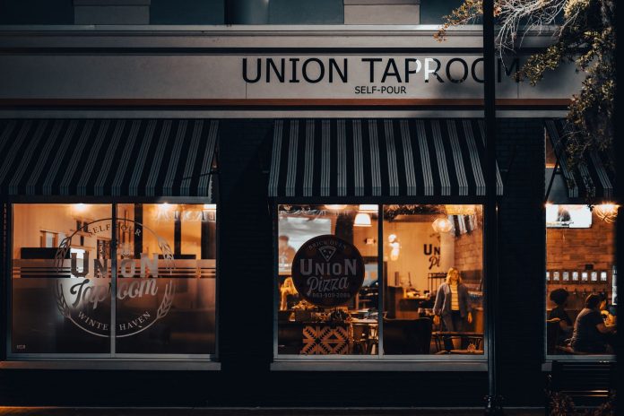 que-hacer-en-union-city-fin-de-semana Street view of Union Taproom with warm night lighting and visible patrons inside.