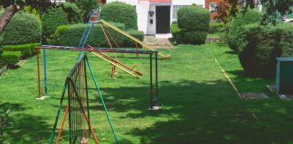 Actividades para Niños en Union City: 15 Planes Divertidos para 2026 Vibrant outdoor playground with swings and slides in a lush green park setting under a bright sky.