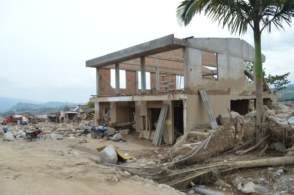 Partially destroyed building in Mocoa, Colombia, illustrating damage and abandonment.