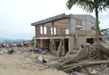 Partially destroyed building in Mocoa, Colombia, illustrating damage and abandonment.