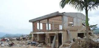 Partially destroyed building in Mocoa, Colombia, illustrating damage and abandonment.
