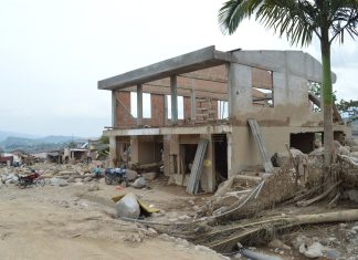 Partially destroyed building in Mocoa, Colombia, illustrating damage and abandonment.