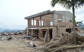 Partially destroyed building in Mocoa, Colombia, illustrating damage and abandonment.