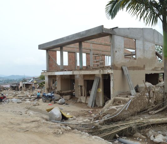Partially destroyed building in Mocoa, Colombia, illustrating damage and abandonment.