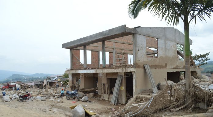 Partially destroyed building in Mocoa, Colombia, illustrating damage and abandonment.