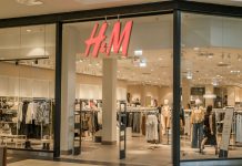 Explore the modern design and fashion collection at this H&M store located in a bustling shopping mall.